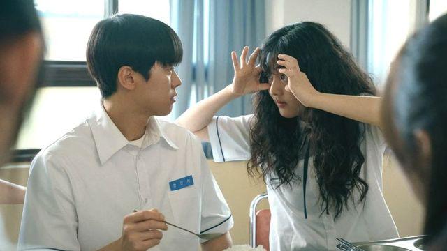 공명·신은수가 만드는 청량감…’레트로 감성’으로 무장한 멜로 영화 (‘고백의 역사’)