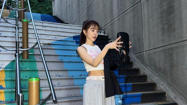 윤은혜, 계단 위 스트릿 무드 속 힙한 트레이닝룩 공개