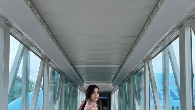 효민, 모노톤 핑크 공항룩으로 시선 강탈