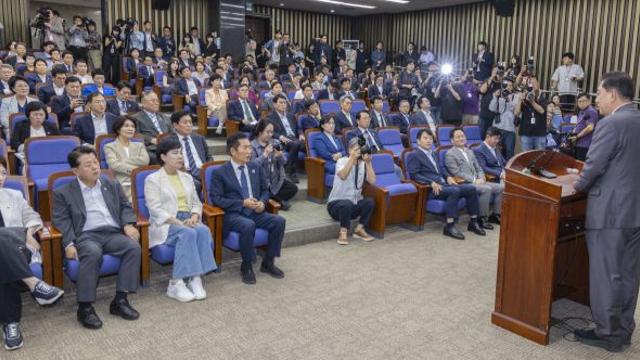 민주당 정책의총서 검찰개혁 강경론 분출…