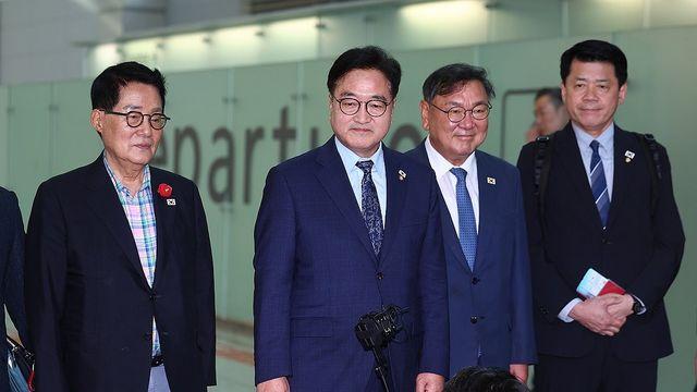 [中전승절] 우의장, 北 김정은 위원장과 열병식 참관前 악수 나눠