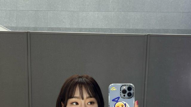 노윤주, 거울 셀카 속 청량한 오프숄더 매력