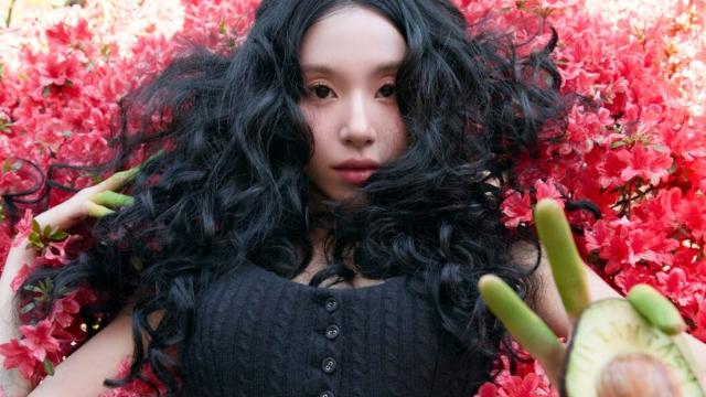 트와이스 채영, 첫 솔로 정규에서 아보카도 잡은 초록 손의 의미는?