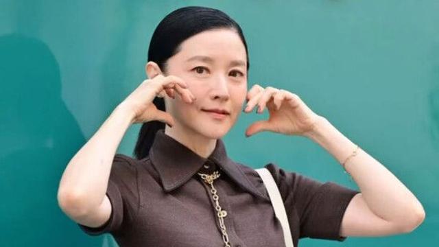 54세 이영애 '볼하트' 매력 발산…명품 완벽 소화
