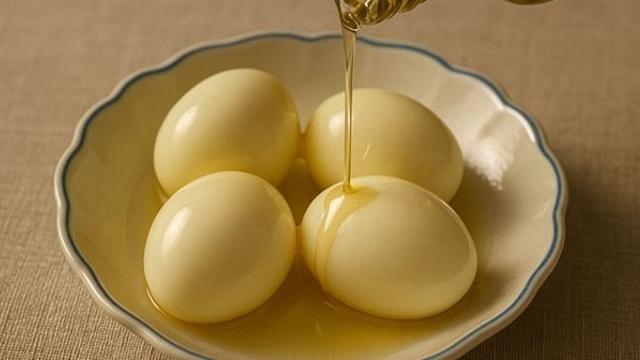 삶은 달걀을 소금에 찍어 먹는 건 최악…대신 '이것' 꺼내면 최고입니다