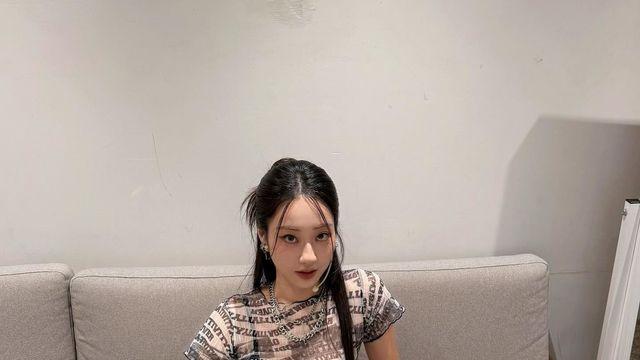 경리, 시스루 무드로 완성한 블랙 시크룩에 시선 집중