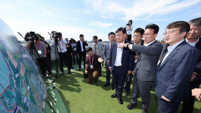 김민석 총리, 새만금 찾아 “재생에너지 허브 육성에 만전”