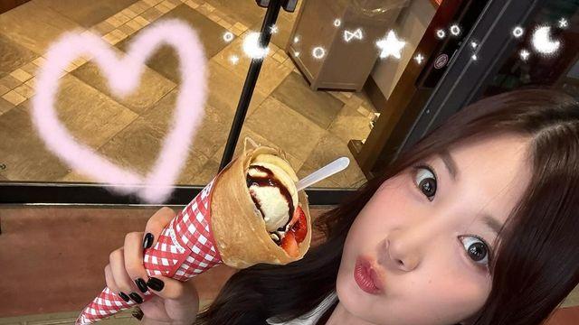 우아 민서, 크레페와 함께한 깜찍 셀카…하이틴 무드 물씬