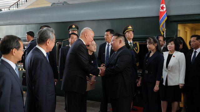 김정은 딸 주애, 외교무대 데뷔…'北 4대 세습' 굳히기?