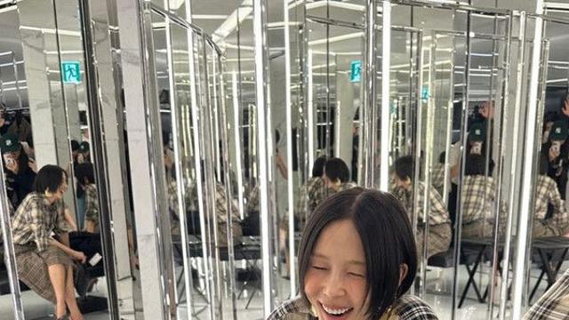 김나영 체크무늬 패션도 완벽 소화 '함박웃음'