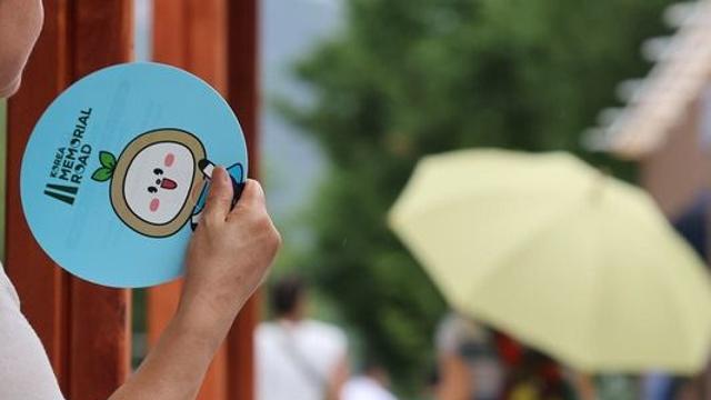 [오늘의 날씨] 낮 최고 33도 무더위 계속···남부지방은 소나기 내려