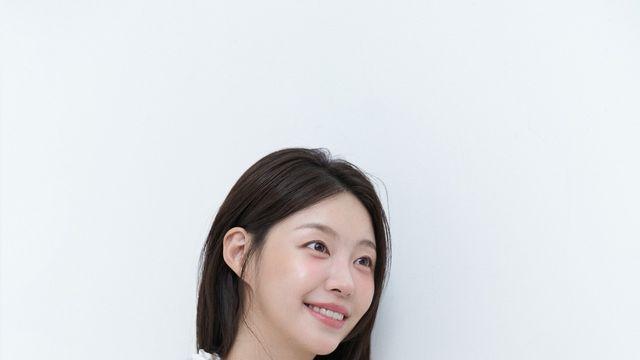 정유진, 댕댕이와 함께한 청순 화이트룩…러블리 매력 발산