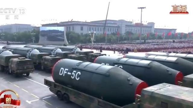 [中전승절] 열병식서 '전지구 사정권' 핵미사일 DF-5C 등장