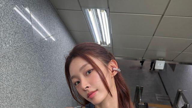 박지원, 지하철 에스컬레이터 위 러블리 크롭탑 스타일 공개