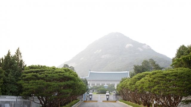 [이슈메이커] 닫힌 문 너머의 새로운 길
