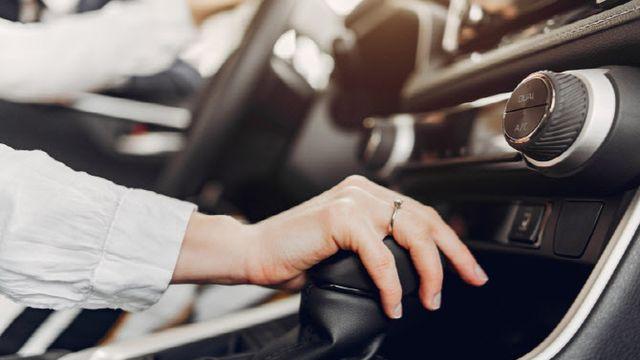 “기어 ‘D’ 놓고 내렸다가”…차량에 끼여 숨진 40대 여성