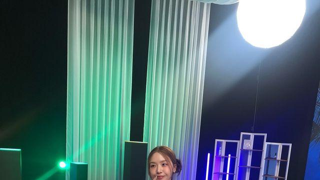 방민아, 러블리 시크 무드 완성…니트 톱과 프릴 스커트의 조화