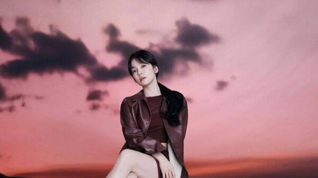 송혜교, 가죽 재킷에 짧은 바지 '늘씬 각선미' 뽐내…독보적 비주얼