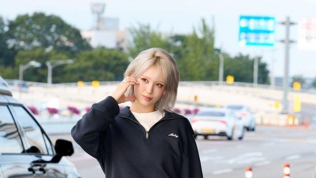 전소미, 레드 스니커즈로 완성한 공항 패션