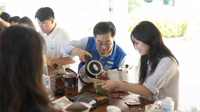 경기도, 전국 최초 '천원매점' 개소...'김동연 지사 일일 점원 나서'