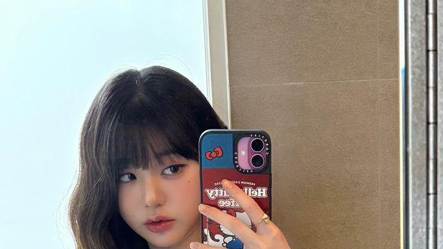 아이브 장원영, ‘하이틴 러블리 여신’의 슬립 드레스 룩… 거울셀카로 글로벌 심쿵 유발