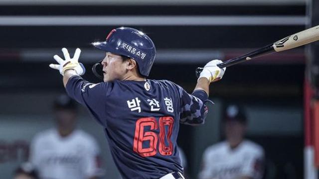'대충격' 9회 끝내기 실책→146일 만에 5위 아래 추락…'3000만원 최저 연봉 육성 내야수' 누가 돌 던지랴, 아직 15G 남았다