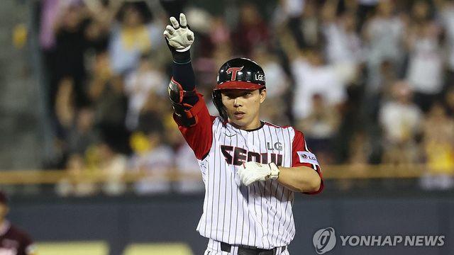 문성주 8회 역전 만루홈런…LG, kt 꺾고 KS 직행 매직넘버 '13'