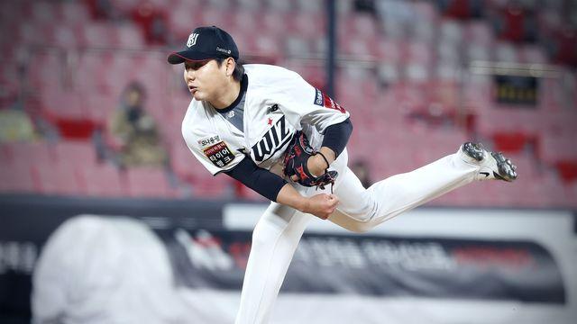 프로야구 kt 문용익, 오른쪽 손가락 불편…선수 보호 차원 교체