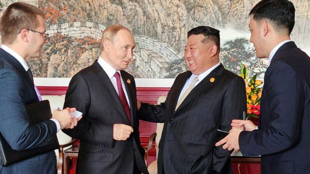 김정은, 中서 말레이시아 총리와 악수…