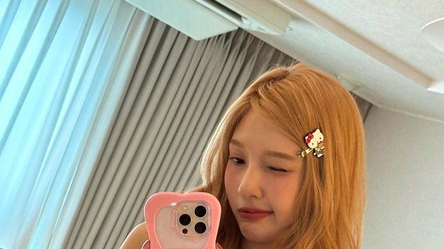 레드벨벳 조이, 체리 파자마룩으로 전한 ‘러브 스플래시’ 감성