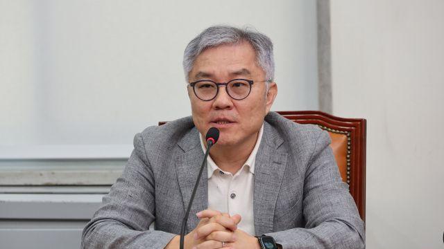 ‘2차 가해’ 논란에 최강욱 “과한 표현으로 상처 줘… 심심한 사과”