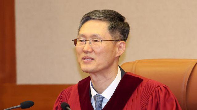 문형배 첫 에세이 서점가 돌풍…5만부 '완판'에 추가 제작