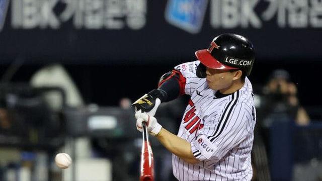 '문성주 역전 만루포' 선두 LG, KT 꺾고 2연승…2위 한화와 5.5경기차