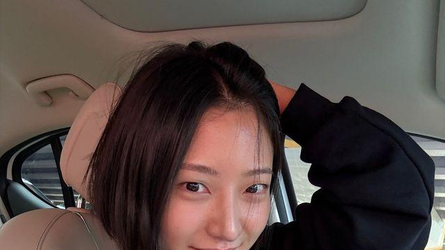 안예원, 차 안에서 포착된 블랙 톤 캐주얼 스타일... 꾸밈없는 매력 돋보여