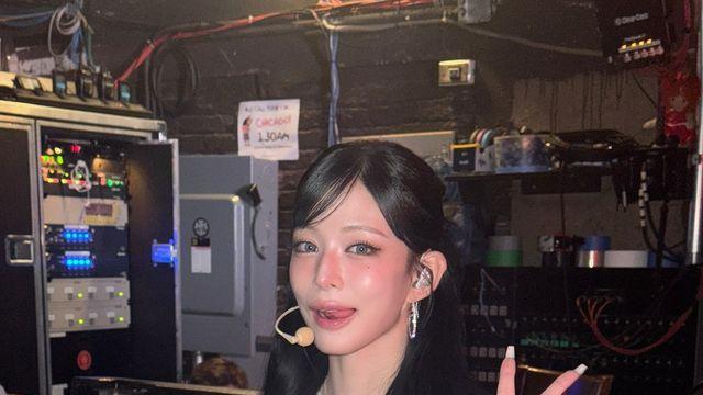 이채영, 뉴욕 무대 뒤 긴장 대신 브이 포즈 ‘월드투어 열기 그대로’