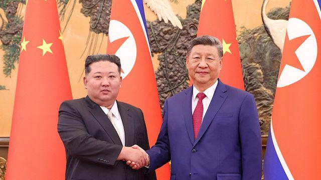김정은 만난 시진핑 “북과 조율 강화…한반도 평화·안정에 최선”