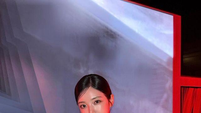 윤하정, 넷플릭스 밤 빛낸 고혹적인 실크 드레스