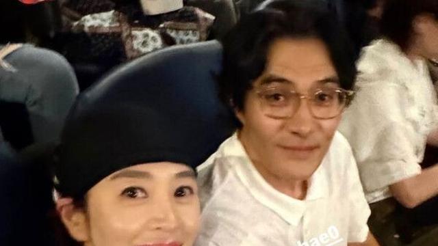 54세 김혜수 다정한 투샷 은은 미소 