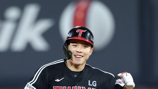 역전 그랜드슬램 터트린 LG 문성주, 팀 우승으로 한 발짝 더 이끈 미친 타격감 [SD 수원 스타]