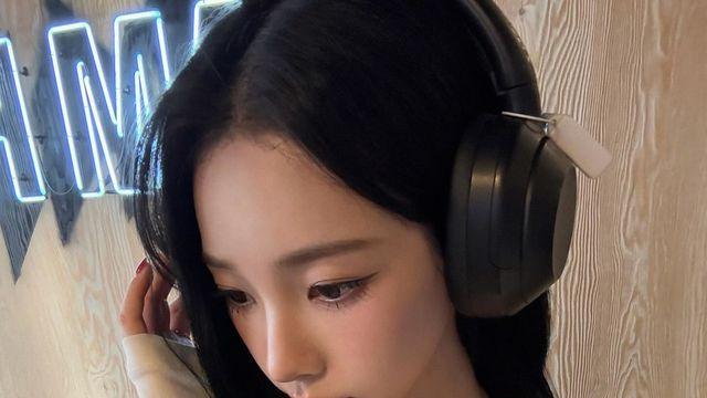 카리나, 화이트 오프숄더에 블랙 헤드폰…도회적 무드 장착