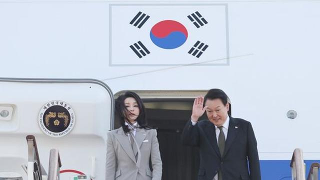 윤석열 전 대통령, 순방 전용기에 ‘참이슬 후레쉬 10병’ 챙겨