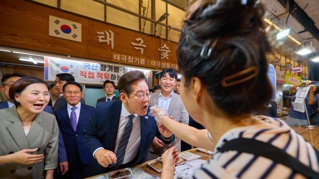 이재명 대통령, 전통시장 민생 행보…상인들 '소비쿠폰 덕에 숨통'