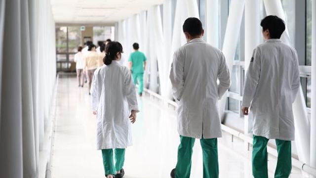 전공의 10명 중 8명 비었다···소아청소년과 필수의료 붕괴 경고