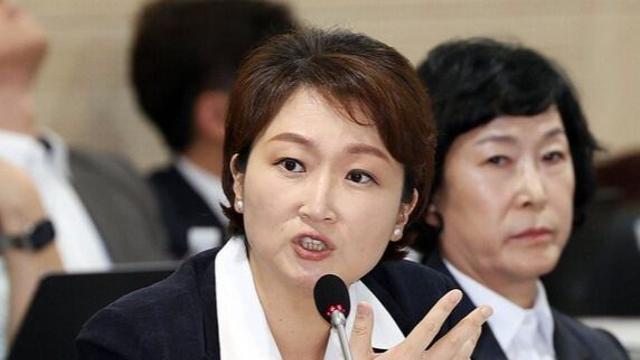 이언주, 조국 ‘후회’ 발언에 “대중 눈치만 보는 SNS 정치 유감”