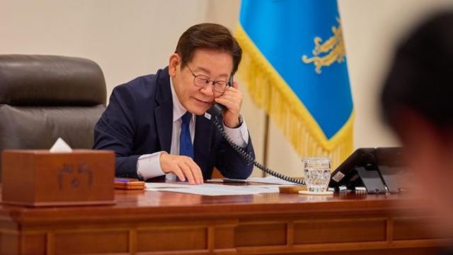 '취임 100일' 이 대통령 지지율 63%…김영삼·문재인 이어 역대 3위