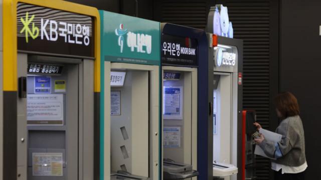 '억대 연봉' 4대 주요은행 임직원…1년새 1300명 가량 떠났다