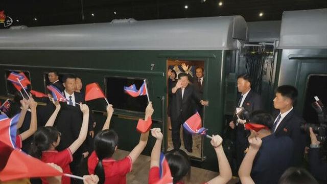 방중 마친 김정은, 향후 외교전략 관심…'줄타기 외교' 가능성도
