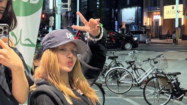 리사, 뉴욕 스트리트 감성 물씬…웸블리 투어 후 근황 패션