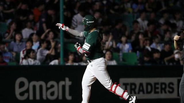 '홈런 4방' SSG, 4연승과 함께 3위 수성…두산에 발목 잡힌 NC, 3연패(종합)