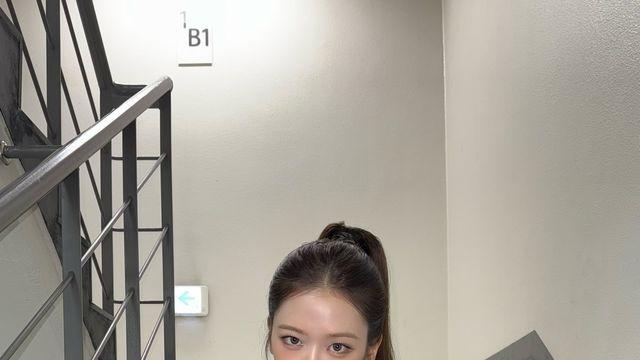 아이브 안유진, 계단 위 런웨이ㄷㄷ… 블랙 항공점퍼+와이드 데님으로 꾸안꾸 정석 찍었다